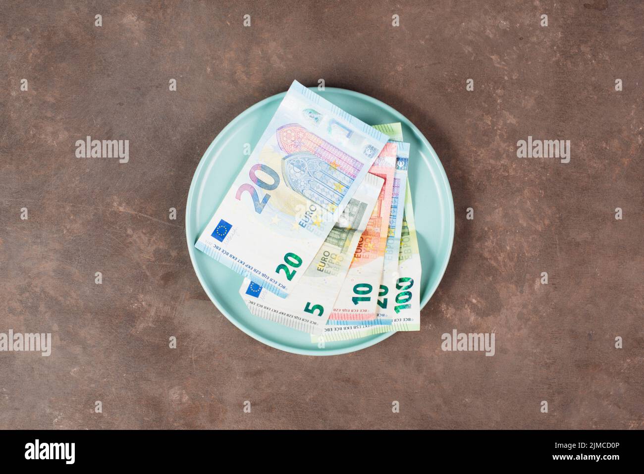 Teller mit Euro-Banknoten, Lebensmittelknappheit und steigenden Preisen, Armut durch Inflation Stockfoto