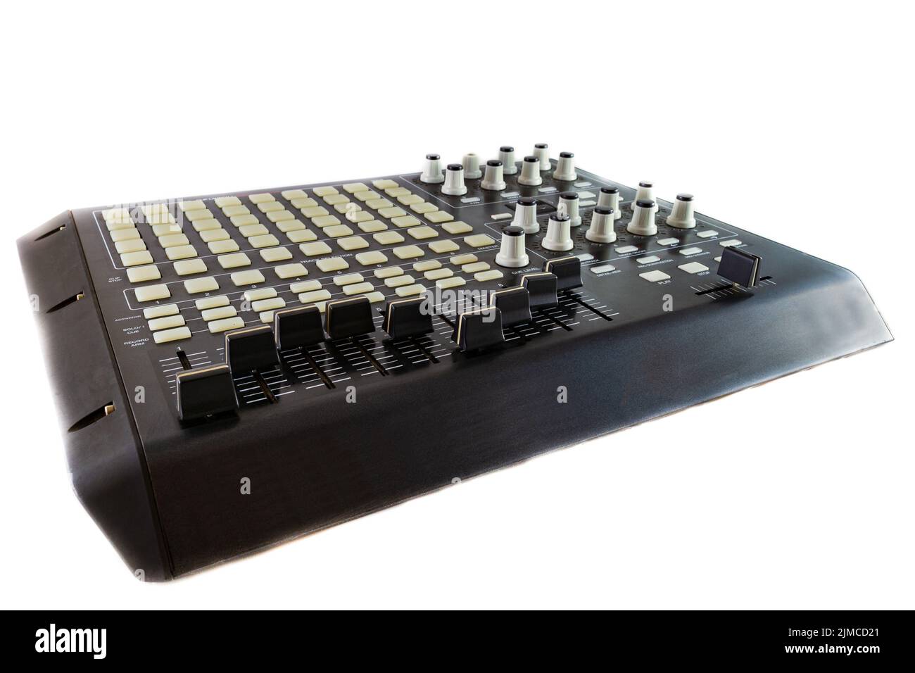 Studio Controller Desk für elektronische Musikproduktion und Musikmischung auf weißem Backgorund Stockfoto