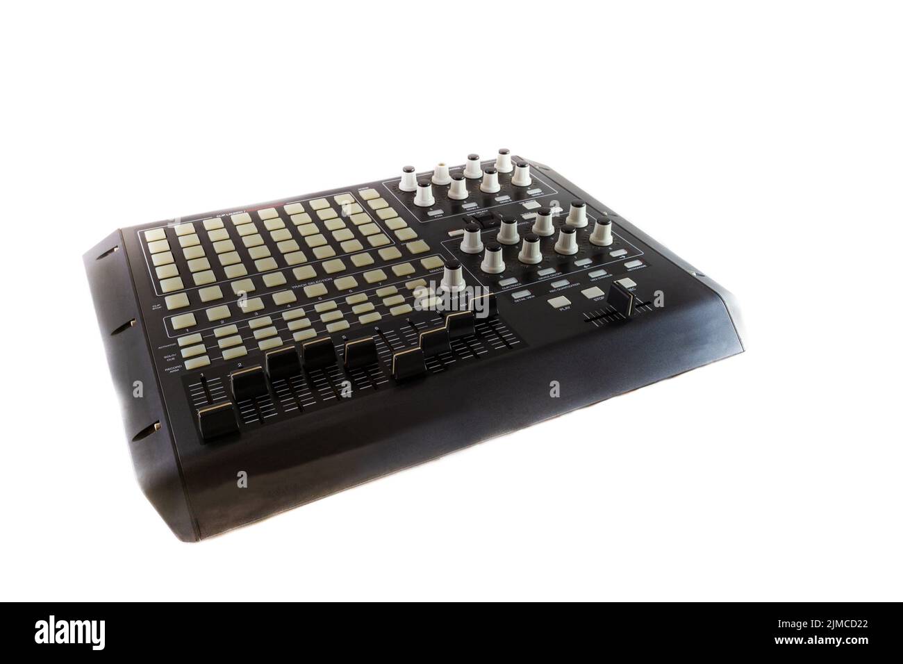 Studio Controller Desk für elektronische Musikproduktion und Musikmischung auf weißem Backgorund Stockfoto