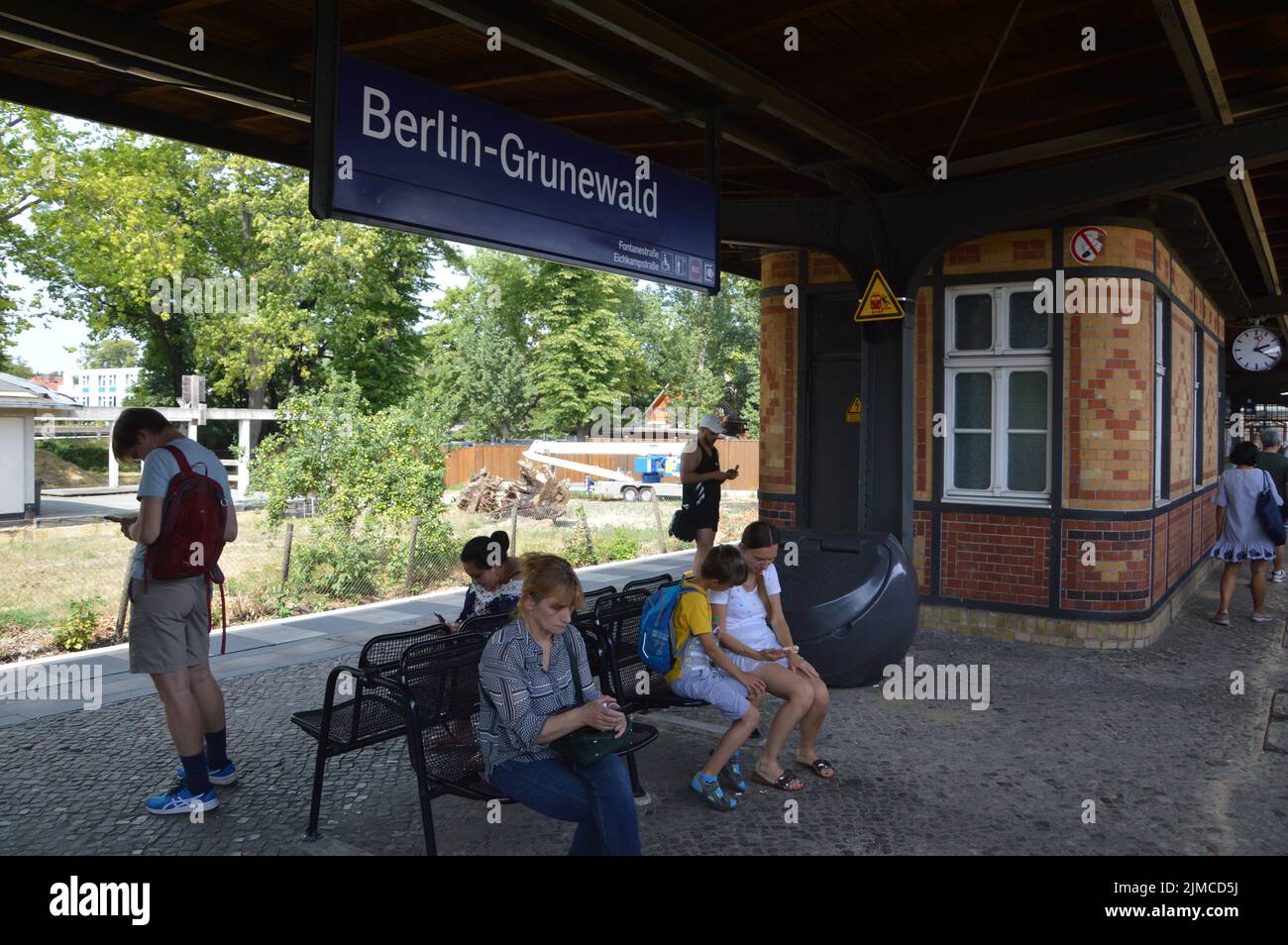 Berlin, Deutschland - 4. August 2022 - Ein Großbrand im Grunewald, verursacht durch mehrere Explosionen auf einer Munitionsdeponie - der Pendlerzug wurde am Bahnhof Grunewald unterbrochen. (Foto von Markku Rainer Peltonen) Stockfoto