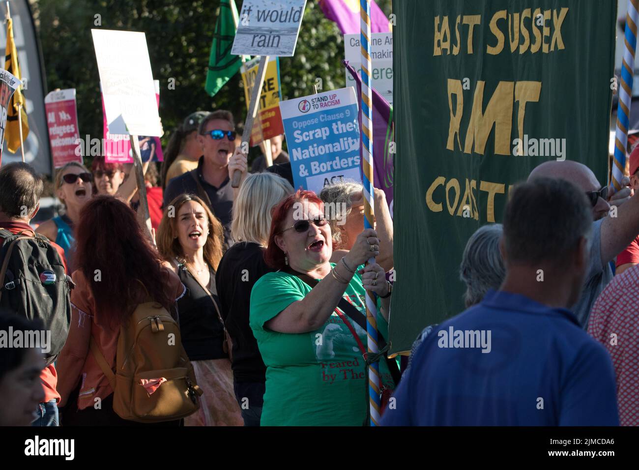 Eastbourne, East Sussex, Großbritannien. 5. August 2022. Als Rishi Sunak und Liz Truss, die konservative Führung, hofften, in dieser Küstenstadt einzutreffen, protestieren lokale Gruppen vor dem Kongresszentrum, während die Gefechtungen stattfanden. Kredit: Newspics UK South/Alamy Live Nachrichten Stockfoto