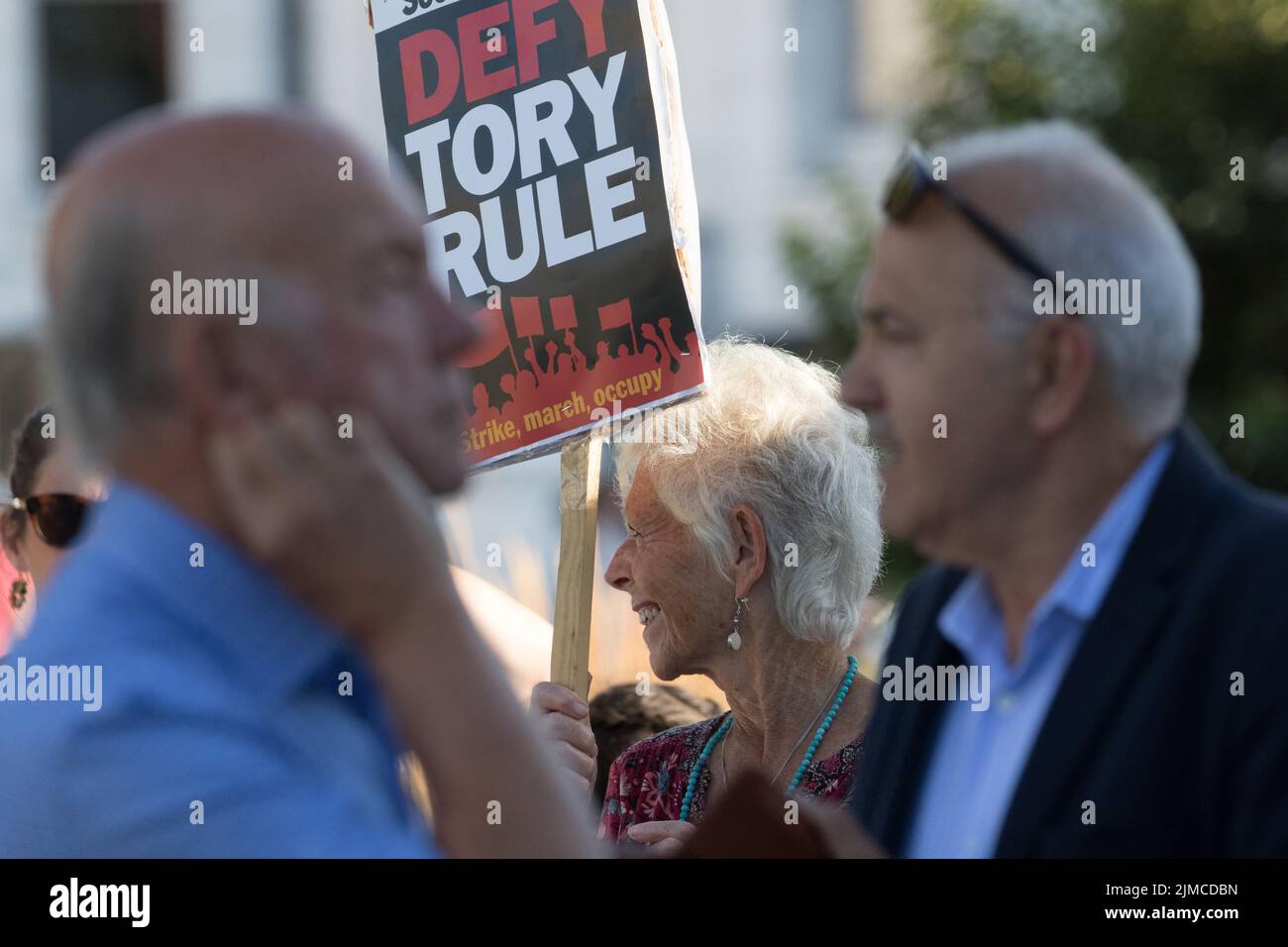 Eastbourne, East Sussex, Großbritannien. 5. August 2022. Als Rishi Sunak und Liz Truss, die konservative Führung, hofften, in dieser Küstenstadt einzutreffen, protestieren lokale Gruppen vor dem Kongresszentrum, während die Gefechtungen stattfanden. Kredit: Newspics UK South/Alamy Live Nachrichten Stockfoto