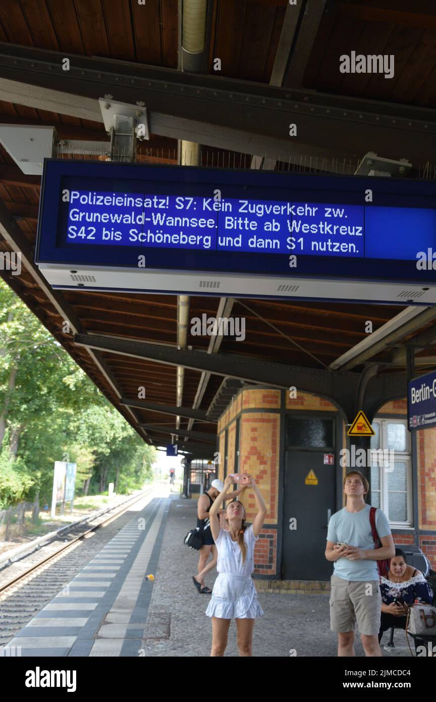 Berlin, Deutschland - 4. August 2022 - Ein Großbrand im Grunewald, verursacht durch mehrere Explosionen auf einer Munitionsdeponie - der Pendlerzug wurde am Bahnhof Grunewald unterbrochen. (Foto von Markku Rainer Peltonen) Stockfoto