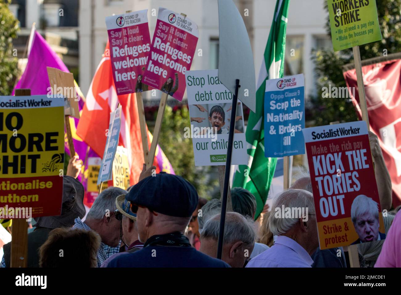 Eastbourne, East Sussex, Großbritannien. 5. August 2022. Als Rishi Sunak und Liz Truss, die konservative Führung, hofften, in dieser Küstenstadt einzutreffen, protestieren lokale Gruppen vor dem Kongresszentrum, während die Gefechtungen stattfanden. Kredit: Newspics UK South/Alamy Live Nachrichten Stockfoto
