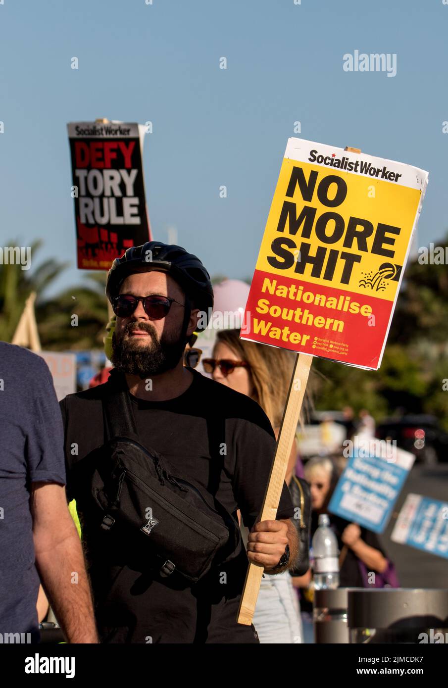 Eastbourne, East Sussex, Großbritannien. 5. August 2022. Als Rishi Sunak und Liz Truss, die konservative Führung, hofften, in dieser Küstenstadt einzutreffen, protestieren lokale Gruppen vor dem Kongresszentrum, während die Gefechtungen stattfanden. Kredit: Newspics UK South/Alamy Live Nachrichten Stockfoto
