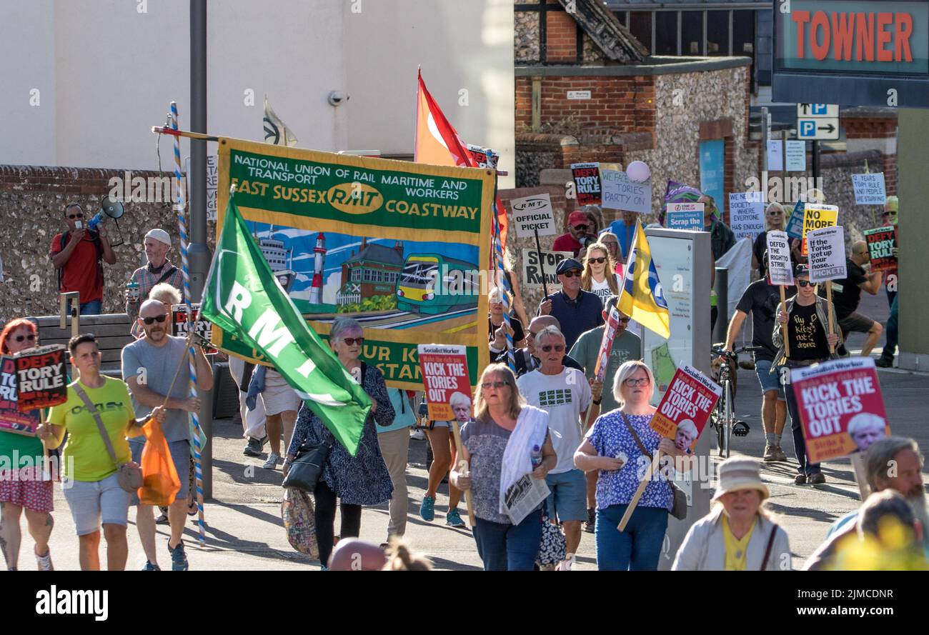 Eastbourne, East Sussex, Großbritannien. 5. August 2022. Als Rishi Sunak und Liz Truss, die konservative Führung, hofften, in dieser Küstenstadt einzutreffen, protestieren lokale Gruppen vor dem Kongresszentrum, während die Gefechtungen stattfanden. Kredit: Newspics UK South/Alamy Live Nachrichten Stockfoto