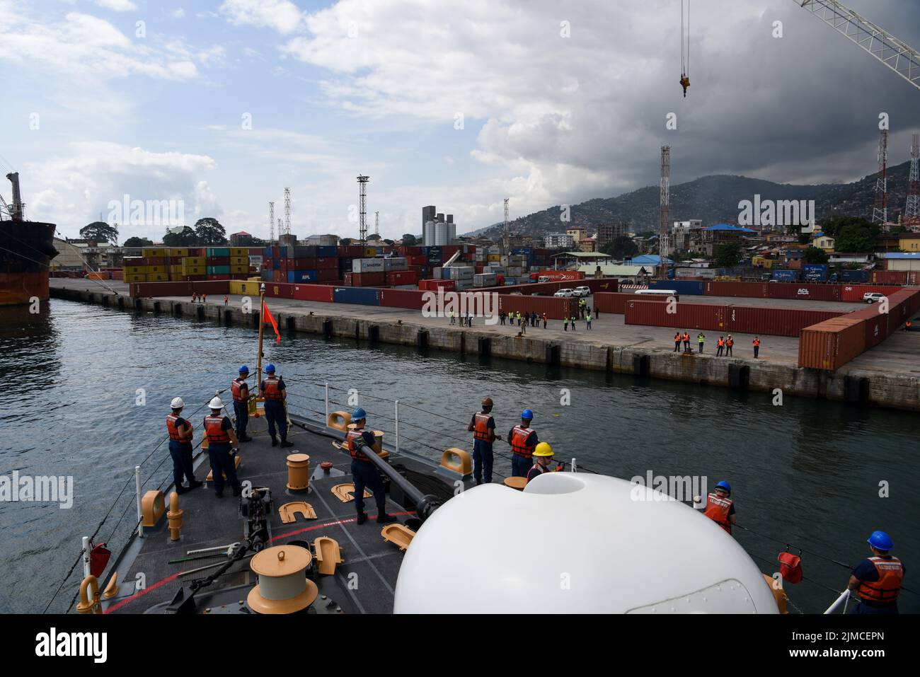 Mitglieder der US-Küstenwache, die dem berühmten Mittelausdauerschneider USCGC Mohawk (WMEC 913) zugewiesen sind, bereiten sich auf die Anlegeböde in Freetown, Sierra Leone, am 30. Juli 2022 vor. USCGC Mohawk ist im Einsatzgebiet der US Naval Forces Africa im Einsatz und wird von der Sechsten Flotte der USA eingesetzt, um die Interessen der USA, der Alliierten und der Partner zu verteidigen. (USA Foto der Küstenwache von Petty Officer, Klasse 3., Jessica Fontenette) Stockfoto