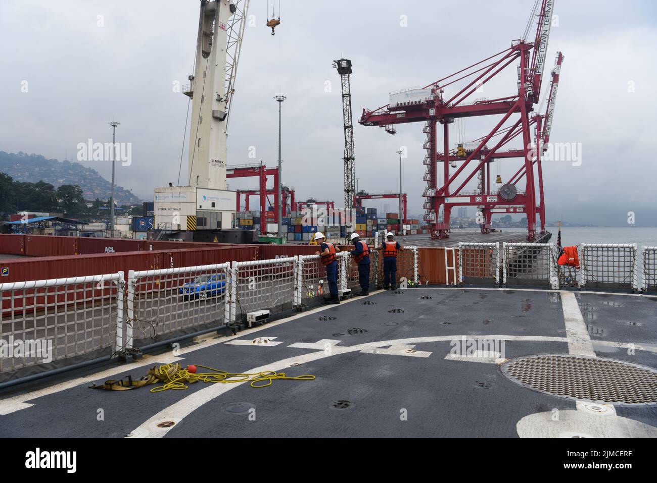 Die Crew der US-Küstenwache bereitet sich darauf vor, die Linien an Bord des berühmten Mittelausdauerschneiders USCGC Mohawk (WMEC 913) zu entfernen, bevor sie am 2. August 2022 in Freetown, Sierra Leone, abreist. USCGC Mohawk ist im Einsatzgebiet der US Naval Forces Africa im Einsatz und wird von der Sechsten Flotte der USA eingesetzt, um die Interessen der USA, der Alliierten und der Partner zu verteidigen. (USA Foto der Küstenwache von Petty Officer, Klasse 3., Jessica Fontenette) Stockfoto