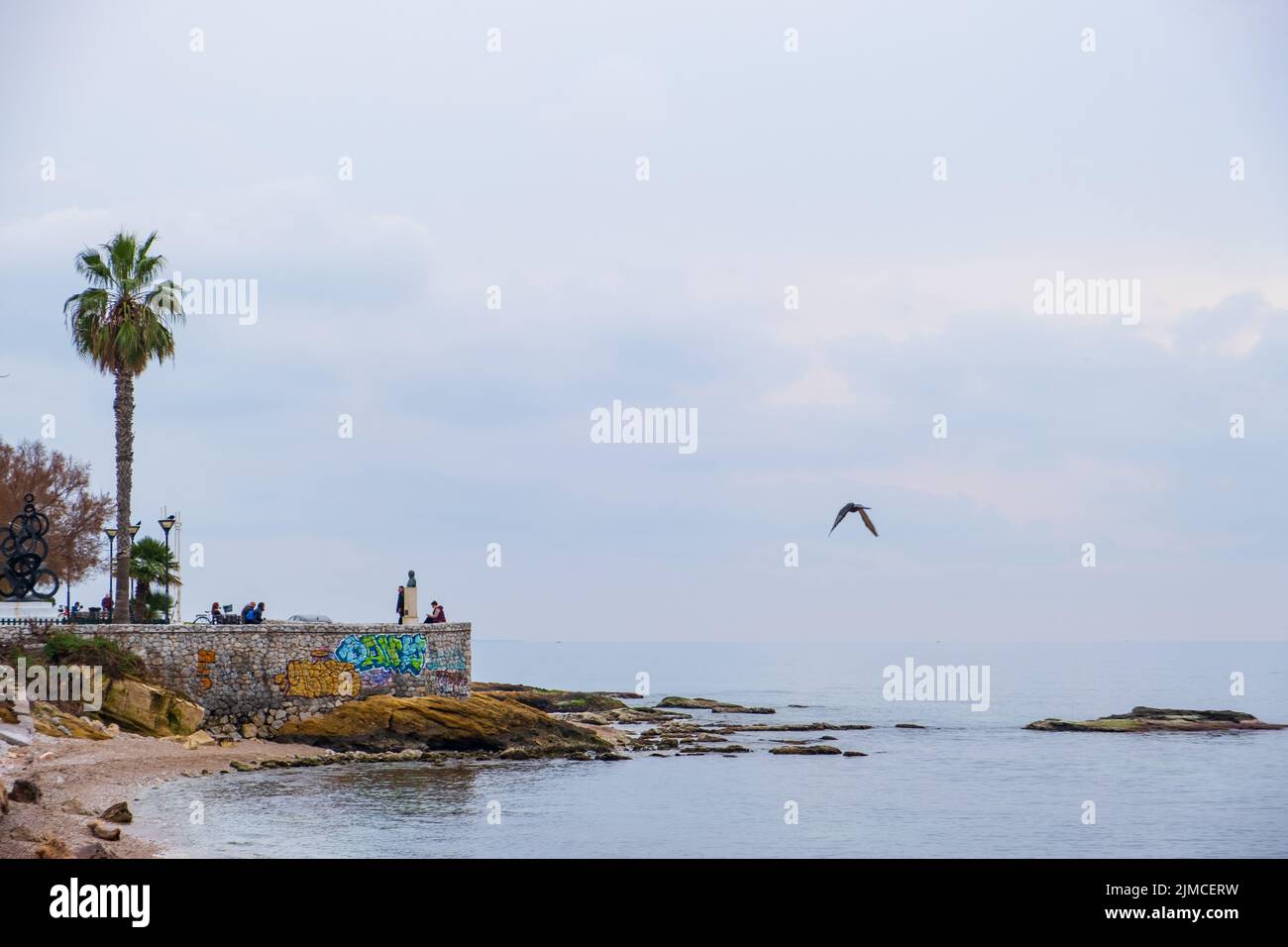 Paleo Faliro liegt an einem bewölkten und nebligen Wintertag direkt am Meer. Stockfoto