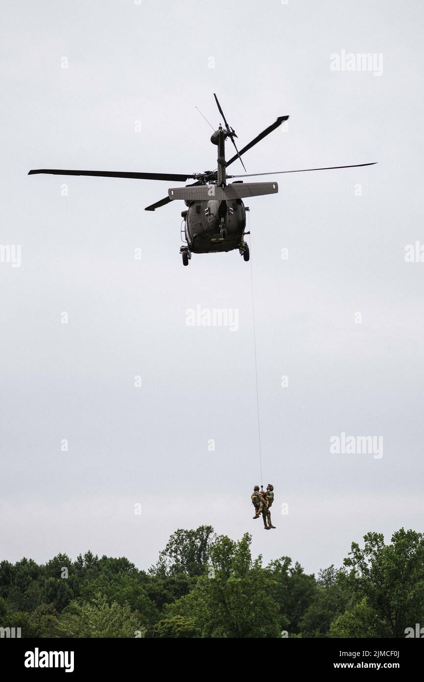 Infanteristen mit der Firma B. 1. Bataillon 151. Infanterie-Regiment führen zusammen mit Kavalleriescouts und Mortarmen städtische Schulungen im Muscatatuck Urban Training Center, Ind., Dienstag, 2. August 2022 durch. Ein Black Hawk rettet im Rahmen einer medizinischen Evakuierungsübung einen Scheinopfer. Die Teilnahme an realistischen Trainingsszenarien ist die Art und Weise, wie die Indiana National Guard eine tödliche Kampftruppe unterhält. Stockfoto