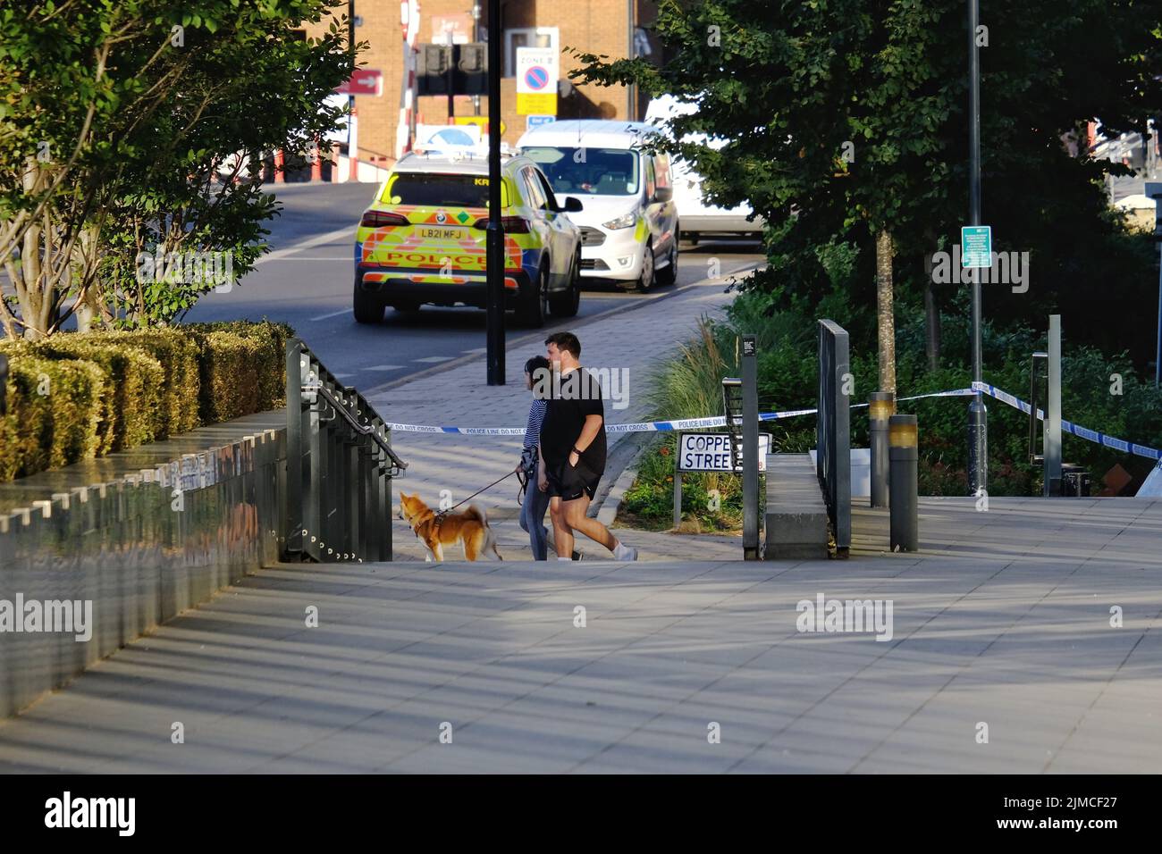 London, Großbritannien, 5.. August 2022. Nach einer bewaffneten Reaktion der Polizei wurden Polizeiforensiken beobachtet, die arbeiteten, nachdem berichtet wurde, dass ein Mann eine Schusswaffe an der Hand trug, die mit Klebeband verklebt war. Nachdem ein Augenzeuge sah, dass ein Taser aktiviert wurde, der keine Wirkung hatte, wurde der Mann vor Ort wegen seiner Verletzungen angeschossen und behandelt, bevor er ins Krankenhaus gebracht wurde, wo sein Zustand unbekannt ist. Es wird nicht angenommen, dass der Vorfall mit Terror in Verbindung steht. Kredit: Elfte Stunde Fotografie/Alamy Live Nachrichten Stockfoto