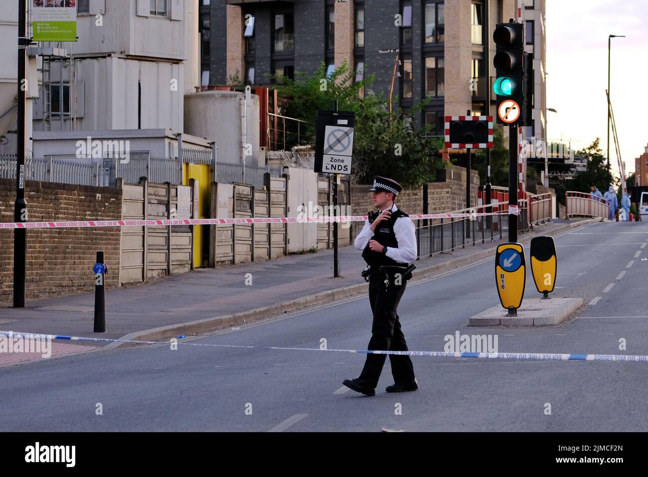 London, Großbritannien, 5.. August 2022. Nach einer bewaffneten Reaktion der Polizei wurden Polizeiforensiken beobachtet, die arbeiteten, nachdem berichtet wurde, dass ein Mann eine Schusswaffe an der Hand trug, die mit Klebeband verklebt war. Nachdem ein Augenzeuge sah, dass ein Taser aktiviert wurde, der keine Wirkung hatte, wurde der Mann vor Ort wegen seiner Verletzungen angeschossen und behandelt, bevor er ins Krankenhaus gebracht wurde, wo sein Zustand unbekannt ist. Es wird nicht angenommen, dass der Vorfall mit Terror in Verbindung steht. Kredit: Elfte Stunde Fotografie/Alamy Live Nachrichten Stockfoto