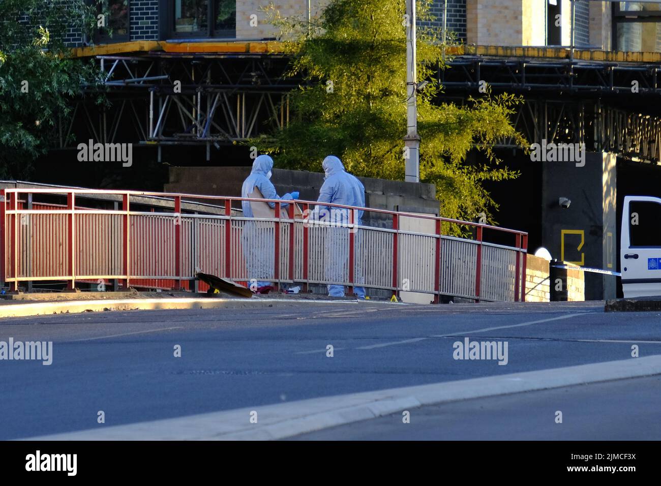 London, Großbritannien, 5.. August 2022. Nach einer bewaffneten Reaktion der Polizei wurden Polizeiforensiken beobachtet, die arbeiteten, nachdem berichtet wurde, dass ein Mann eine Schusswaffe an der Hand trug, die mit Klebeband verklebt war. Nachdem ein Augenzeuge sah, dass ein Taser aktiviert wurde, der keine Wirkung hatte, wurde der Mann vor Ort wegen seiner Verletzungen angeschossen und behandelt, bevor er ins Krankenhaus gebracht wurde, wo sein Zustand unbekannt ist. Es wird nicht angenommen, dass der Vorfall mit Terror in Verbindung steht. Kredit: Elfte Stunde Fotografie/Alamy Live Nachrichten Stockfoto