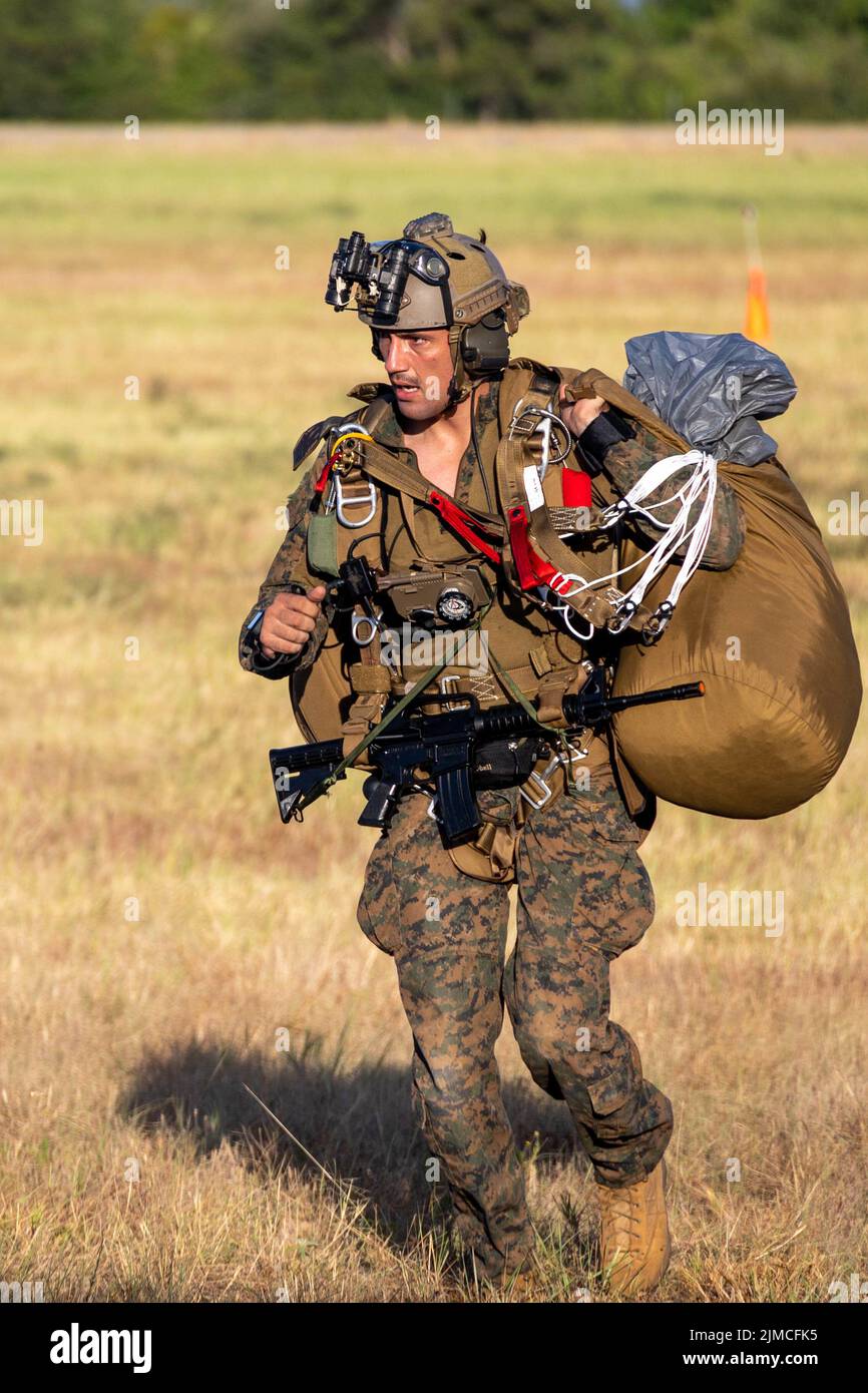 Eine US-Marine mit Force Reconnaissance Company, III Marine Expeditionary Force, läuft nach einem Hochsprung auf dem städtischen Flughafen Hearne, Hearne, Texas, am 18. Juli 2022 von einer Landeplatz aus. Dieses Training wurde während der Übung Desert Eagle 2022 durchgeführt, um die richtigen Techniken und die Fähigkeiten der Marines zur Unterstützung zukünftiger III MEF-Operationen in der Indo-Pazifik-Region zu verbessern. (USA Marine Corps Foto von CPL. Zachary Sarvey) Stockfoto