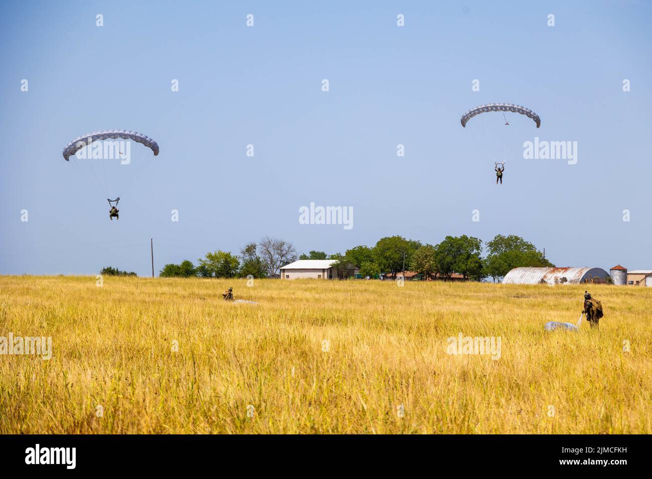 U.S. Marines mit Force Reconnaissance Company, III Marine Expeditionary Force, bereiten sich auf die Landung bei einem hochgelegenen Fallschirmsprung auf dem städtischen Flughafen Hearne, Hearne, Texas, vor, 19. Juli 2022. Dieses Training wurde während der Übung Desert Eagle 2022 durchgeführt, um die richtigen Techniken und die Fähigkeiten der Marines zur Unterstützung zukünftiger III MEF-Operationen in der Indo-Pazifik-Region zu verbessern. (USA Marine Corps Foto von CPL. Zachary Sarvey) Stockfoto