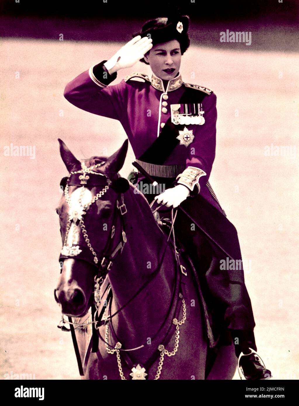 7. Juni 1951, London, England, Vereinigtes Königreich: PRINZESSIN ELIZABETH beim Trooping the Color 1951. Sie trägt die scharlachrote Tunika der Grenadier Guards. Prinzessin Elizabeth wurde Königin Elizabeth II im Jahr 1953. (Bild: © Keystone USA/ZUMA Press Wire) Stockfoto