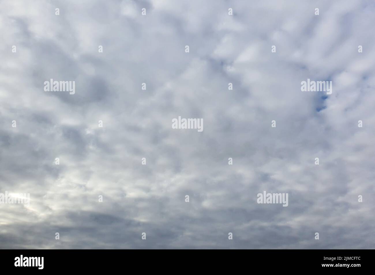Wolken, blauer Himmel Hintergrund Design-Elemente. Pantone Classic Blau. Stockfoto