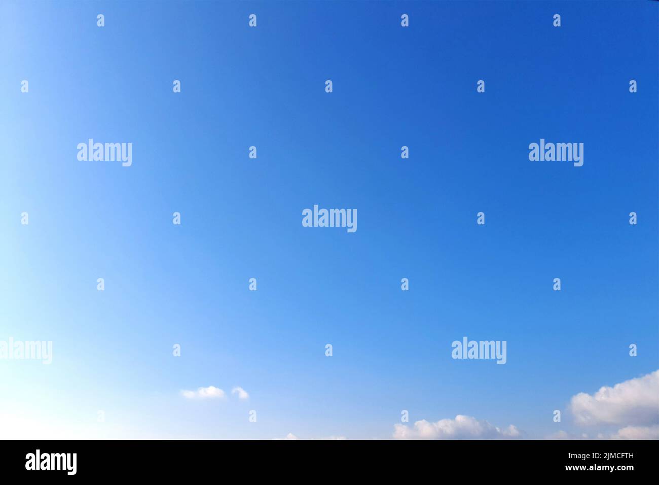 Wolken, blauer Himmel Hintergrund Design-Elemente. Pantone Classic Blau. Stockfoto