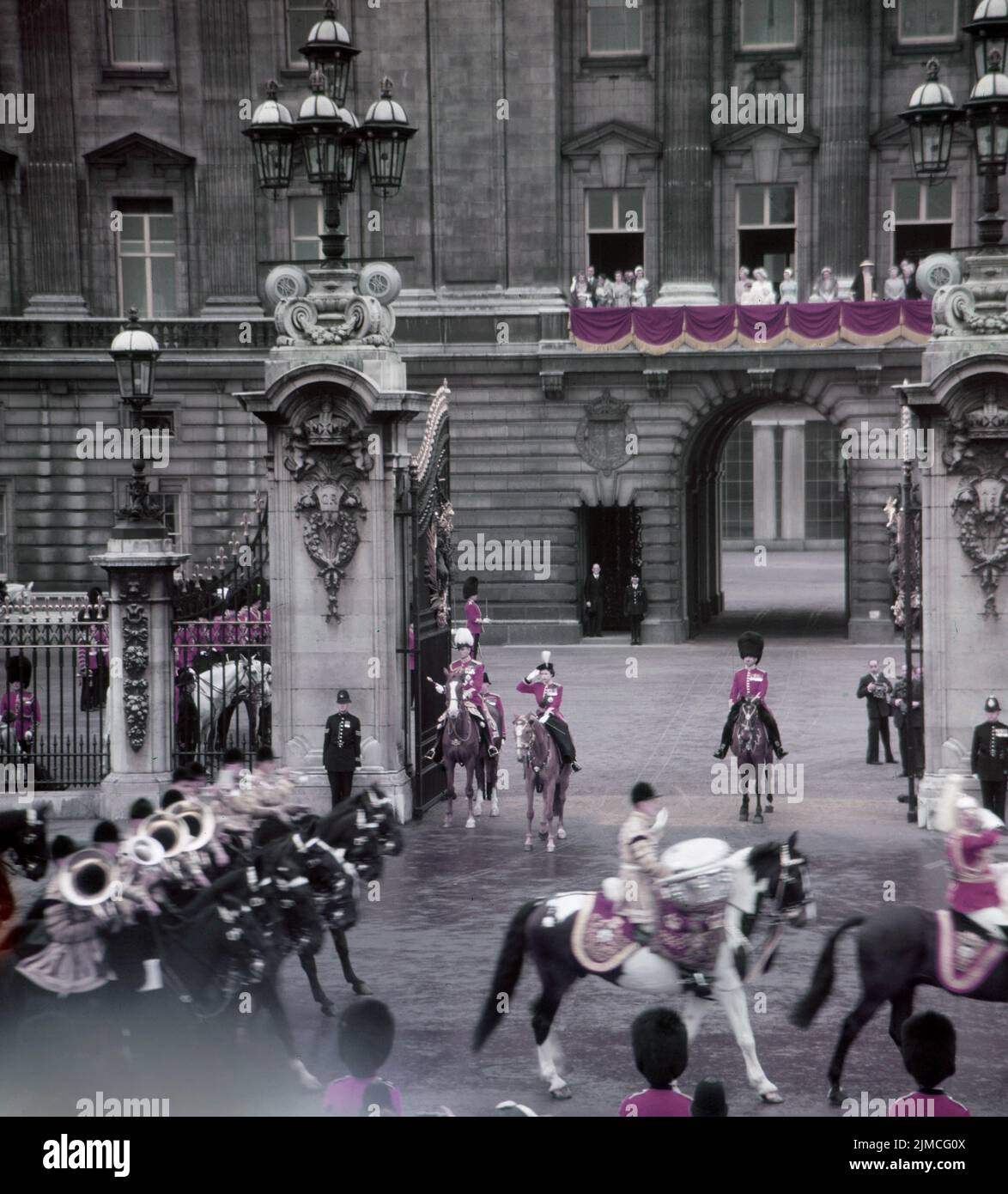 7. Juni 1951, London, England, Vereinigtes Königreich: PRINZESSIN ELIZABETH grüßt 1951 zu Pferde beim Trooping the Color. Sie trägt die scharlachrote Tunika der Grenadier Guards. (Bild: © Keystone USA/ZUMA Press Wire) Stockfoto