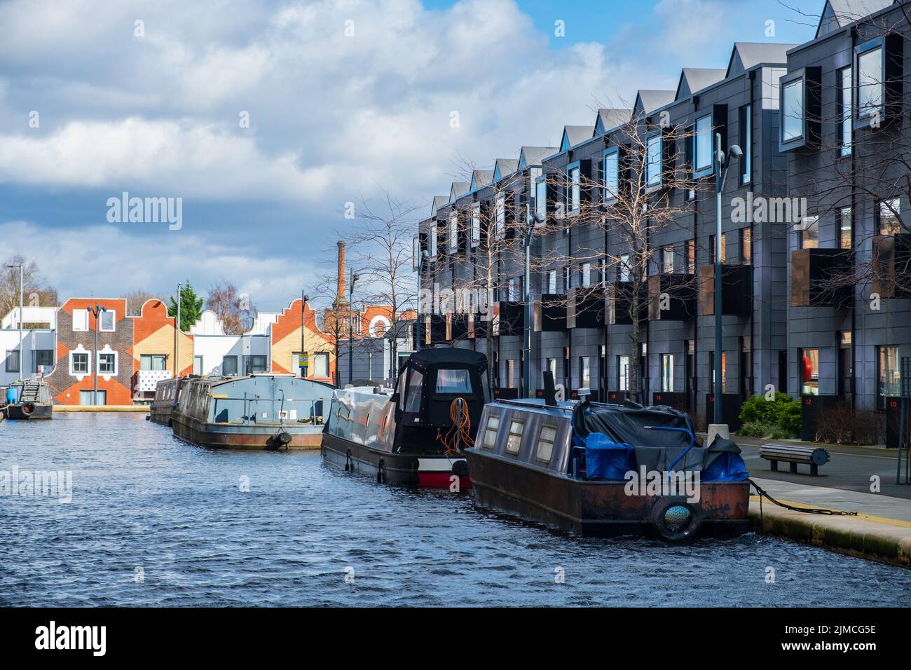 Die Boote vertäuten in einem Kanal in New Islington, einem neu erschlossenen Gebiet in Manchester Stockfoto