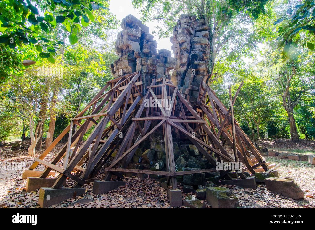 Extreme archäologische Restaurierung eines angkorianischen Tempels Stockfoto