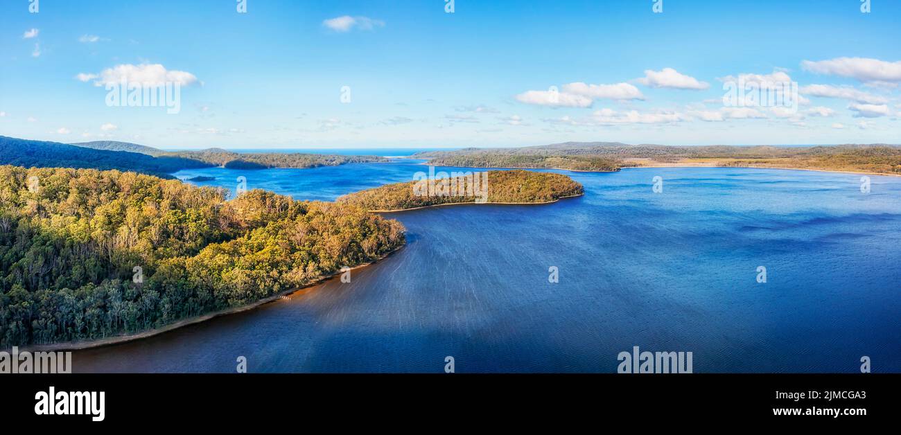 Landschaftlich schöner Seeufer des Myalls Lake National Park an der Pazifikküste Australiens - breites Luftpanorama. Stockfoto