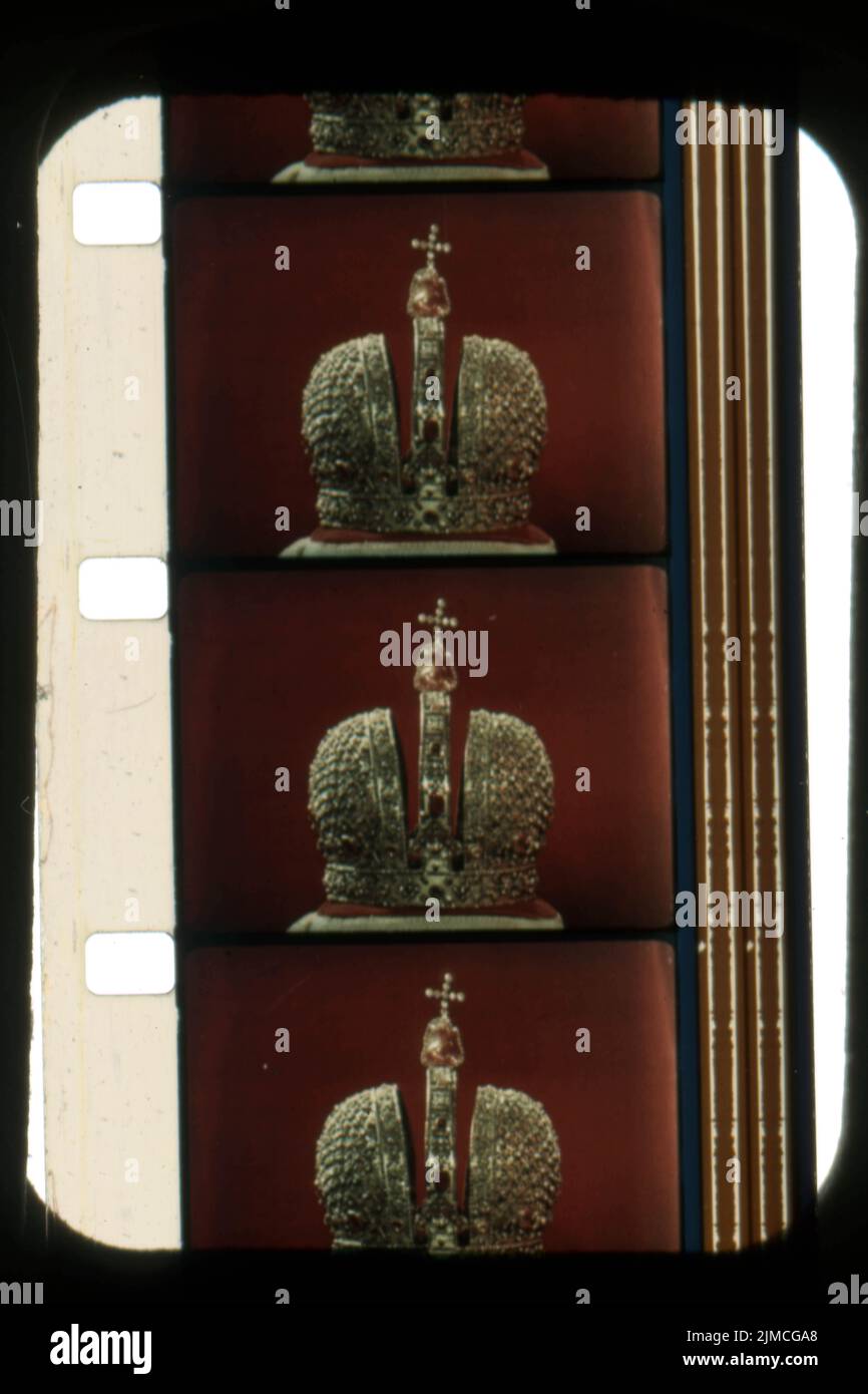Um 1965, Moskau, Russland: Die Kaiserkrone Russlands. Die Kaiserkrone Russlands wurde von den Monarchen Russlands von 1762 bis zur Abschaffung der russischen Monarchie im Jahr 1917 verwendet. Die Krone wurde zuerst von Katharina der Großen zur Krönung verwendet und zuletzt bei der Krönung von Nikolaus II. Getragen Sie wurde bei der Staatseröffnung der russischen Duma im Winterpalast in St. Petersburg 1906 prominent neben Nikolaus II. Auf einem Kissen ausgestellt. (Bild: © Keystone USA/ZUMA Press Wire) Stockfoto
