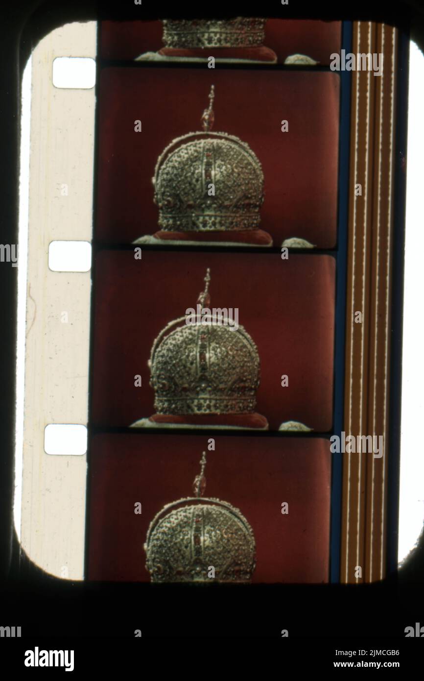 Um 1965, Moskau, Russland: Die Kaiserkrone Russlands. Die Kaiserkrone Russlands wurde von den Monarchen Russlands von 1762 bis zur Abschaffung der russischen Monarchie im Jahr 1917 verwendet. Die Krone wurde zuerst von Katharina der Großen zur Krönung verwendet und zuletzt bei der Krönung von Nikolaus II. Getragen Sie wurde bei der Staatseröffnung der russischen Duma im Winterpalast in St. Petersburg 1906 prominent neben Nikolaus II. Auf einem Kissen ausgestellt. (Bild: © Keystone USA/ZUMA Press Wire) Stockfoto