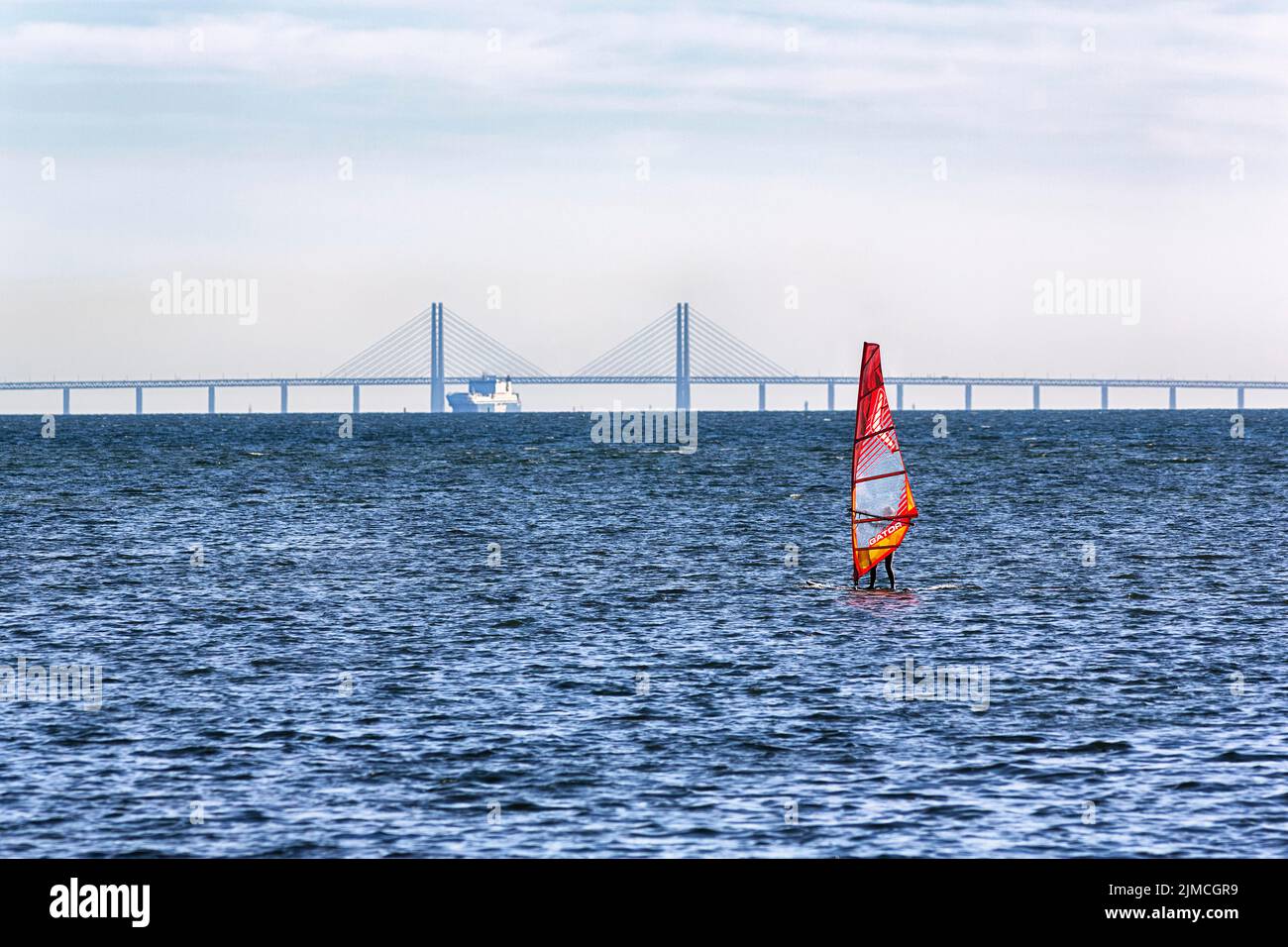 Windsurfer vor der Oeresund-Brücke, Oresundsbroen zwischen Malmoe und Kopenhagen, Schweden Stockfoto