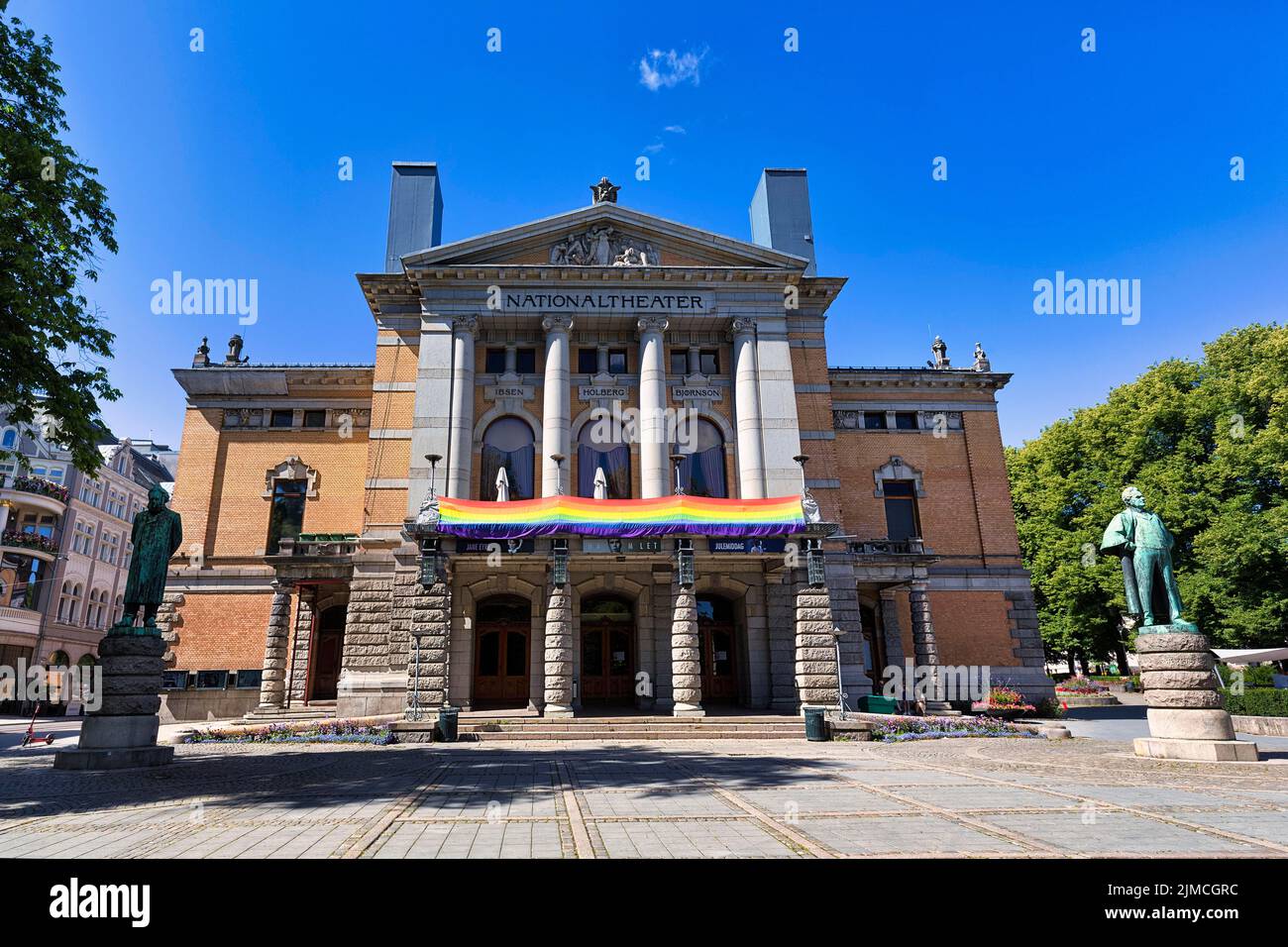 Nationaltheater mit Regenbogenfahne, Zeichen der Solidarität, Symbol gegen Terror und Hass, Stadtzentrum, Oslo, Norwegen Stockfoto