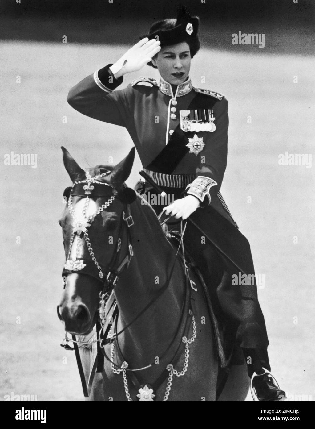 7. Juni 1951, London, England, Vereinigtes Königreich: PRINZESSIN ELIZABETH beim Trooping the Color 1951. Sie trägt die scharlachrote Tunika der Grenadier Guards. (Bild: © Keystone USA/ZUMA Press Wire) Stockfoto