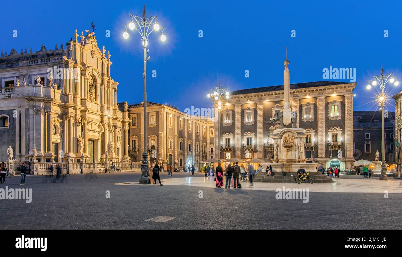 Domplatz mit Kathedrale und Elefantenbrunnen in der Altstadt in der Abenddämmerung, Catania, Ostküste, Sizilien, Italien Stockfoto