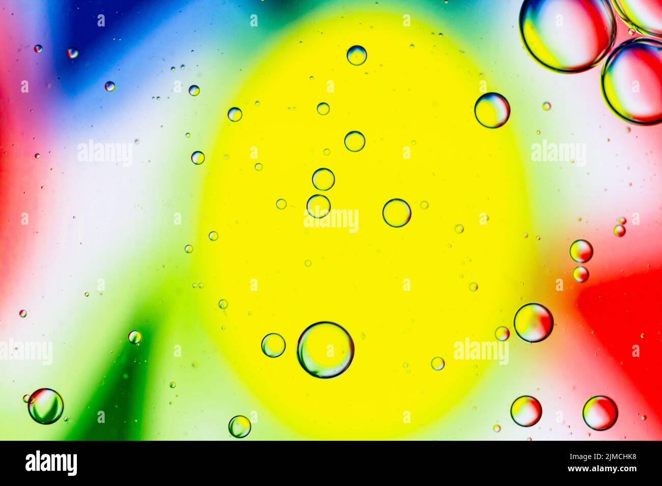 Abstrakter Hintergrund von Ölblasen auf Wasseroberfläche bunte Palette. Stockfoto