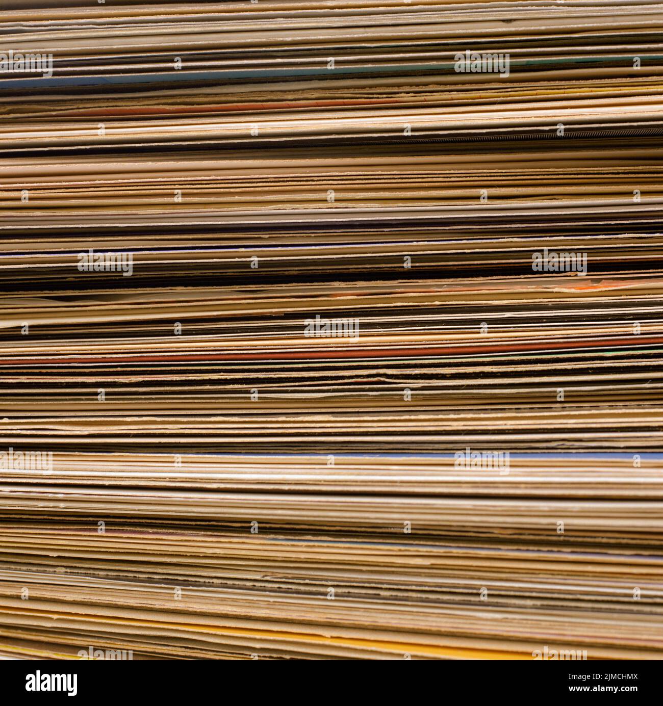 Nahaufnahme des Stapels von Vinyl-Schallplattenhüllen Stockfoto
