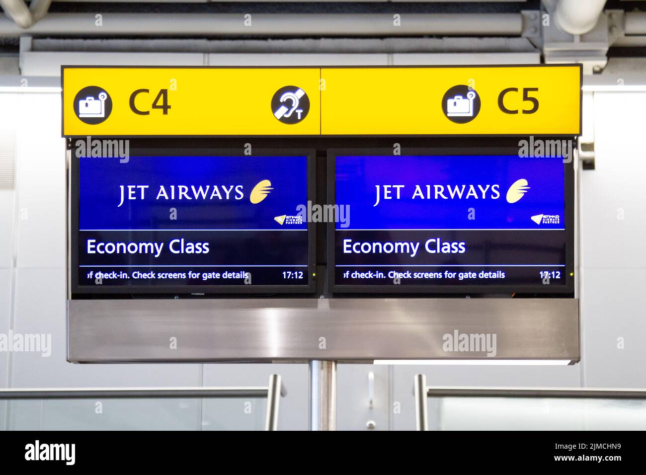 Reisebildschirm an einem Flughafen, der die Abflüge von Jet Airways anzeigt Stockfoto