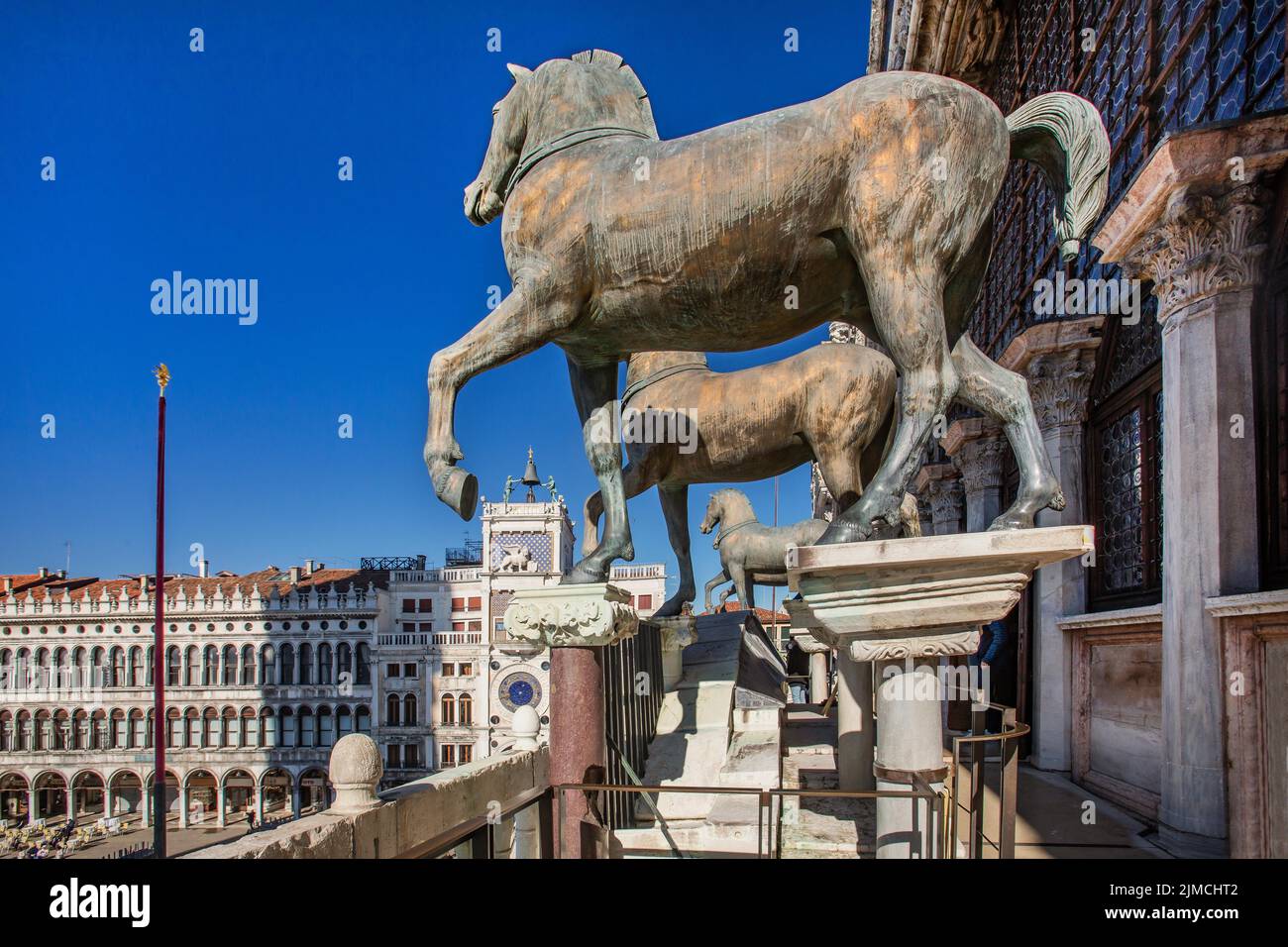 Quadriga der Pferde von San Marco auf der Markusbasilika und dem Uhrenturm auf dem Markusplatz, Venedig, Venetien, Adria, Norditalien, Italien Stockfoto