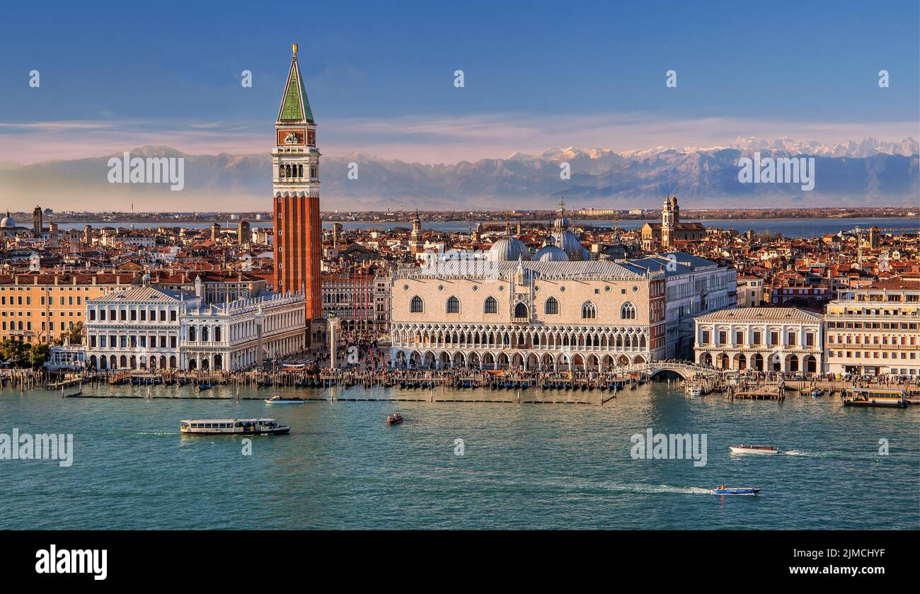 Uferpromenade an der Lagune mit Piazzetta, Campanile und Dogenpalast vor der Alpenkette, Abendsonne, Venedig, Venetien, Adria Stockfoto