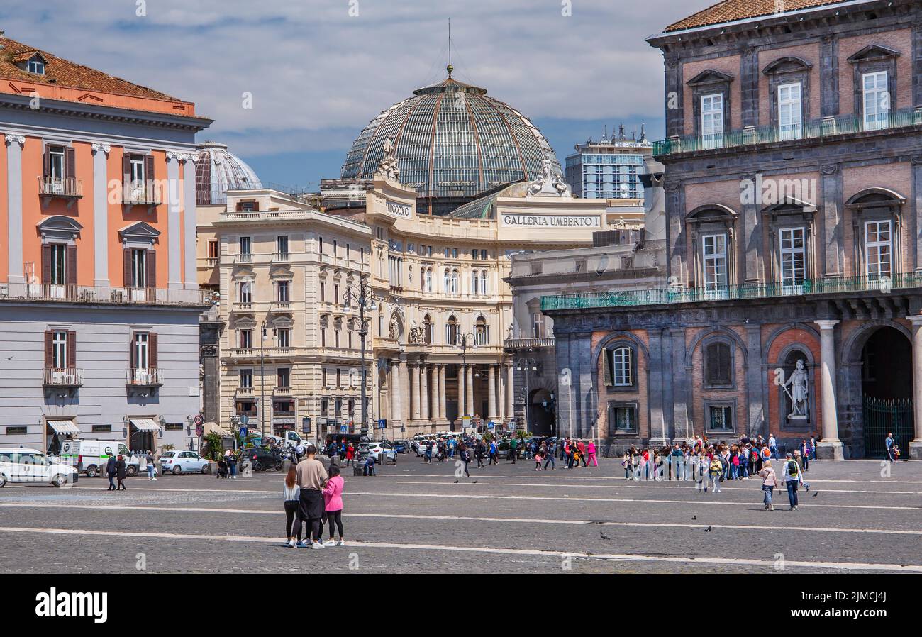 Piazza del Plebiscito mit der Galleria Umberto I mit Kuppel, Neapel, Golf von Neapel, Kampanien, Süditalien, Italien Stockfoto