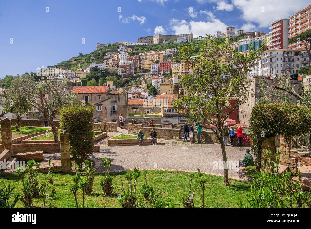 Aussichtsterrasse im Marktviertel von Montesanto mit Vomero und Castel Sant Elmo, Neapel, Golf von Neapel, Kampanien, Süditalien, Italien Stockfoto