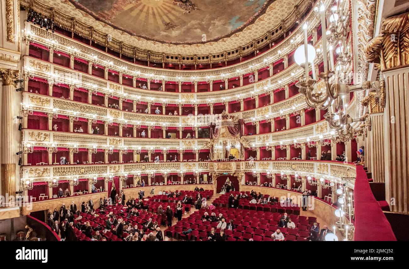 Auditorium mit königlichem Kasten im Opernhaus Real Teatro di San Carlo, Neapel, Golf von Neapel, Kampanien, Süditalien, Italien Stockfoto