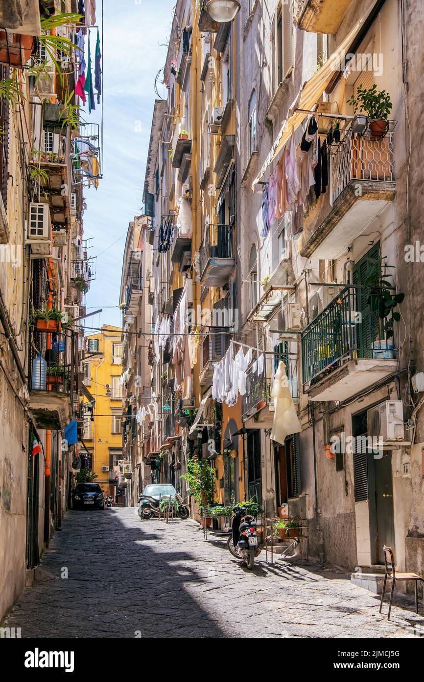 Typische Gasse mit hängender Wäsche im Marktviertel von Montesanto, Neapel, Golf von Neapel, Kampanien, Süditalien, Italien Stockfoto