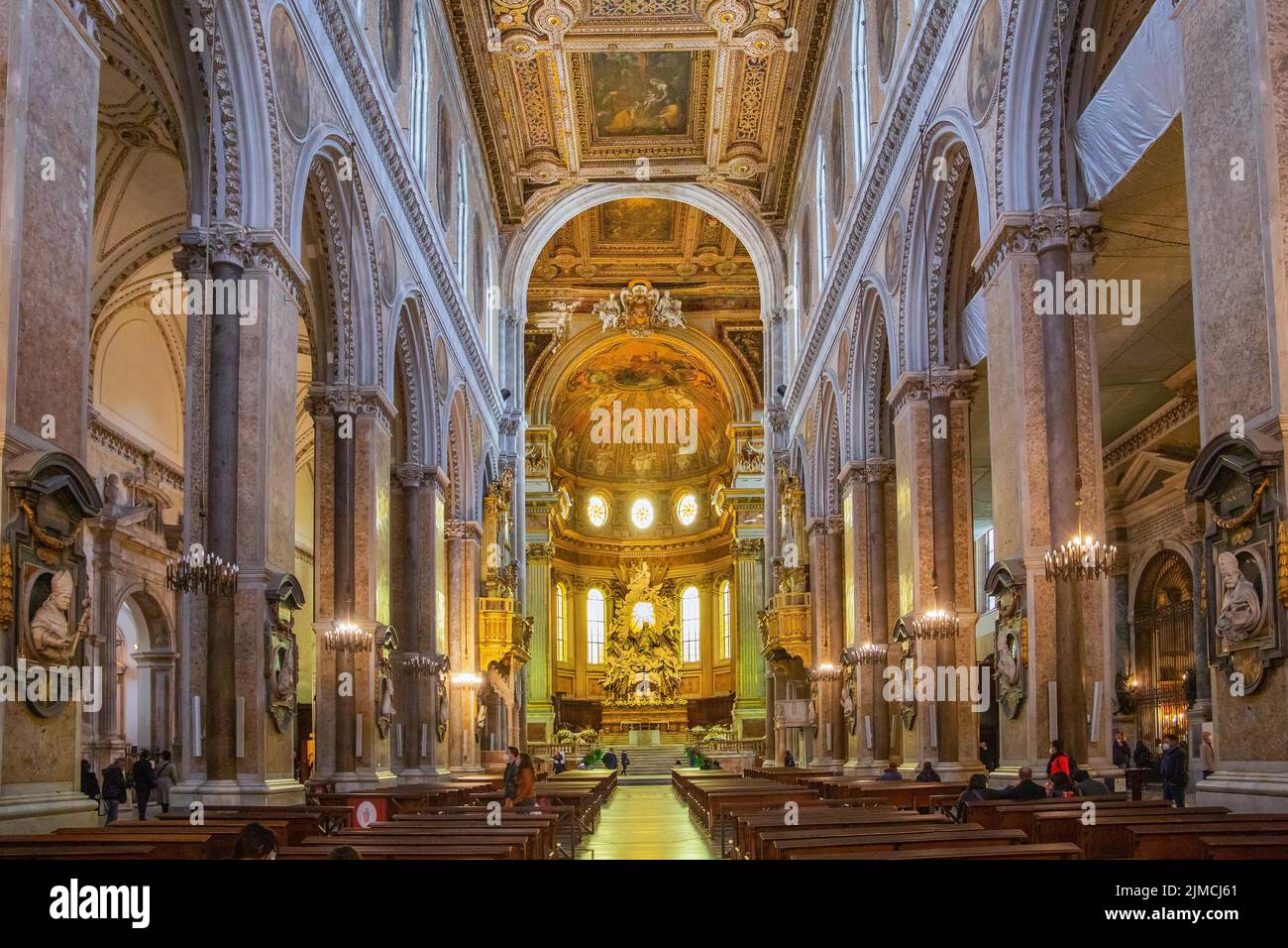 Kirchenschiff der Kathedrale in der Altstadt, Neapel, Golf von Neapel