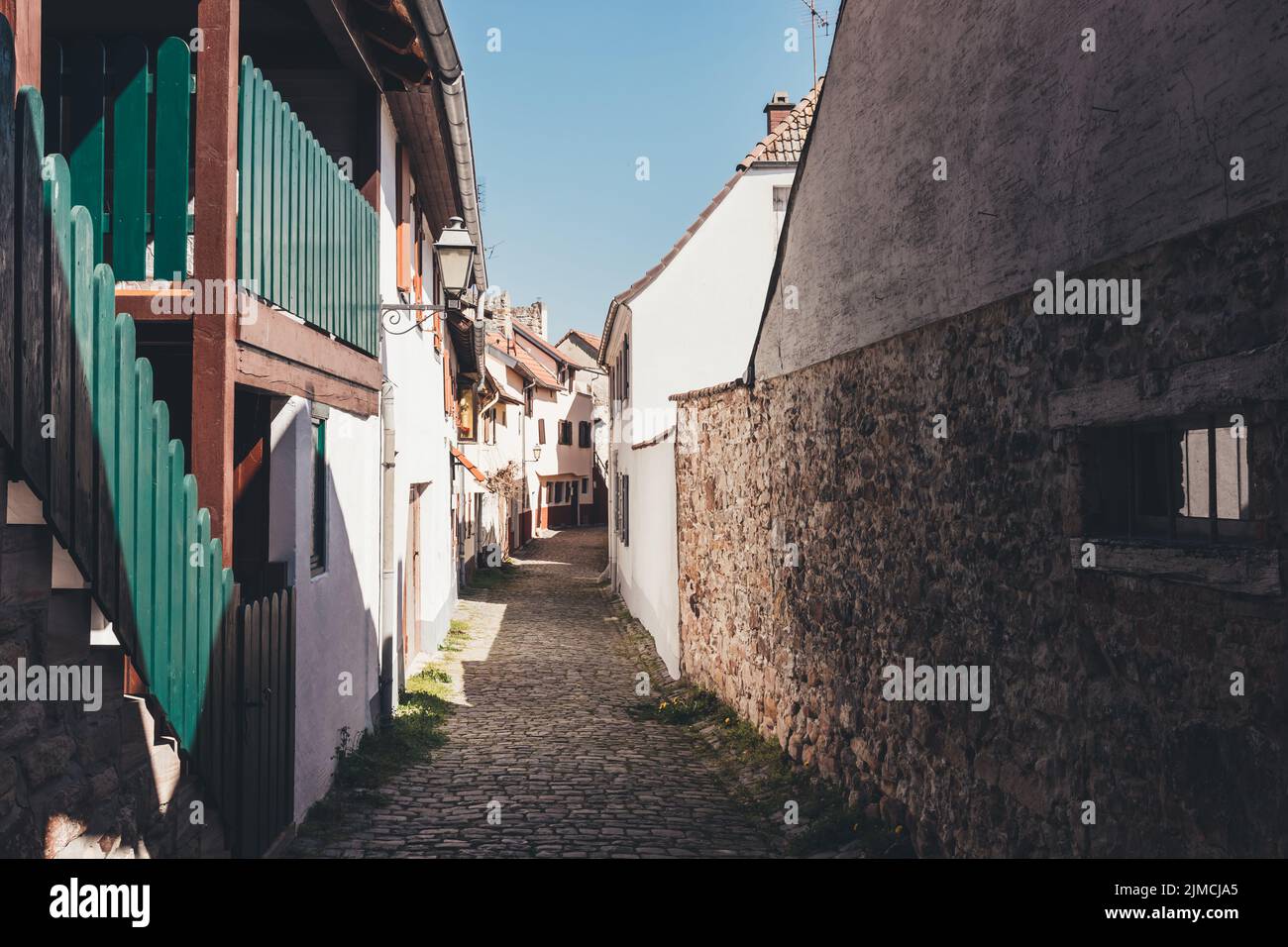 Enge gepflasterte Straße in einer alten deutschen Stadt Stockfoto