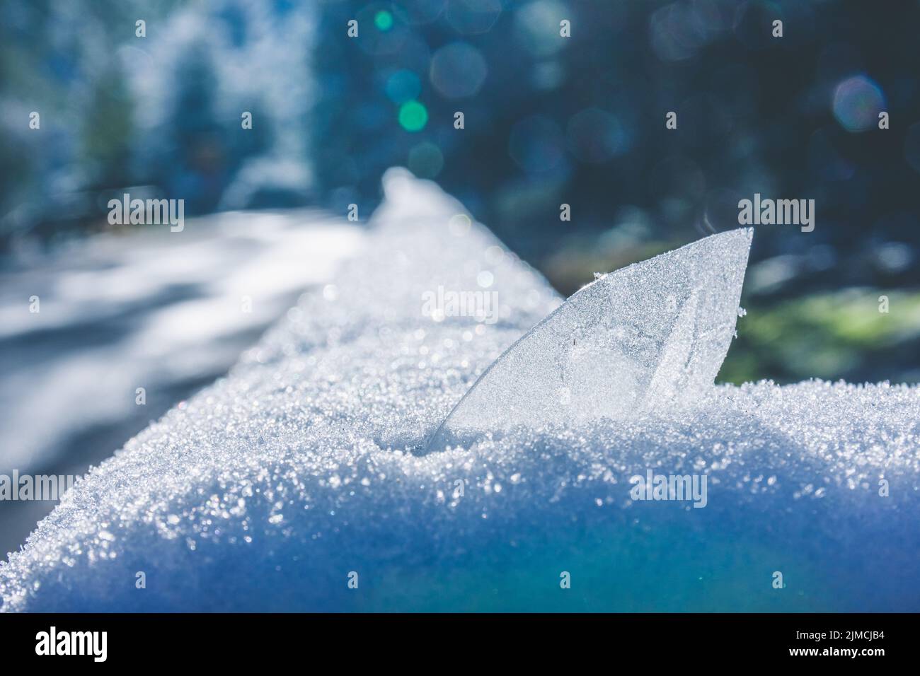 Transparente Kristall halb in einer Schneeverwehung begraben Stockfoto