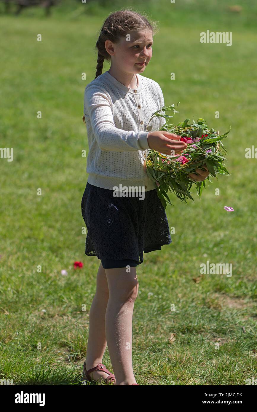 Blumenmädchen streuen Rosenblätter für die Braut, Mecklenburg-Vorpommern, Deutschland Stockfoto