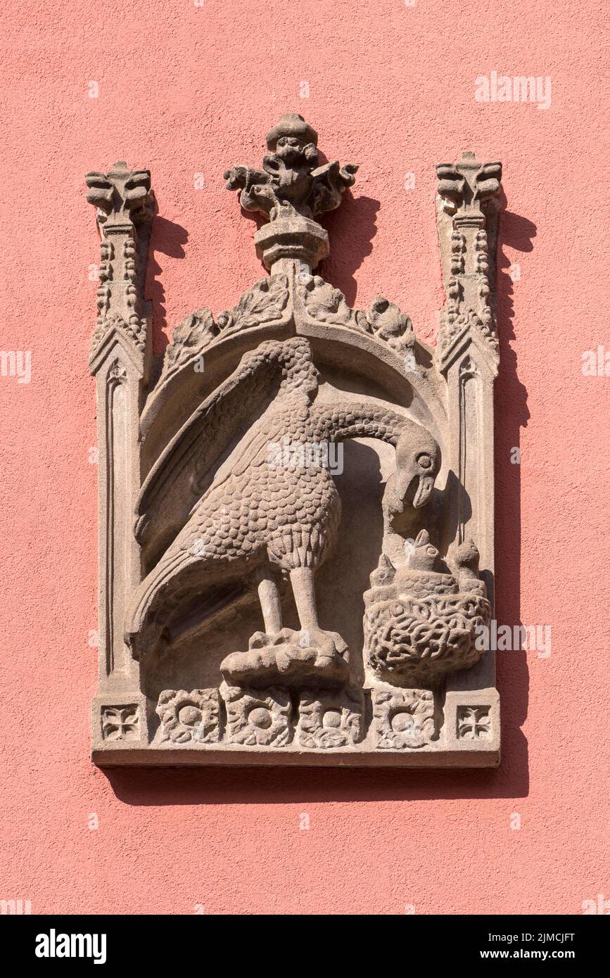 Freilassung eines Adlers mit Jungtiere im Nest, Hausschild eines Nürnberger Stadthauses, Bergstr. 11, Nürnberg, Mittelfranken, Bayern, Deutschland Stockfoto