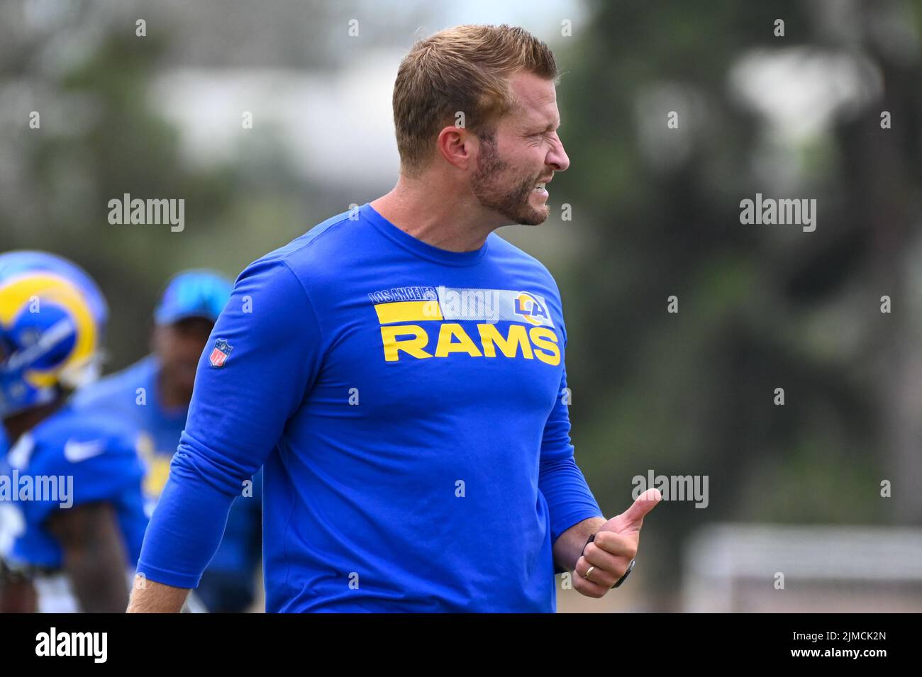 Los Angeles Rams Cheftrainer Sean McVay Gesten während des Trainingslagers, Donnerstag, 4. August 2022, in Irvine, Calif. (Dylan Stewart/Image of Sport) Stockfoto