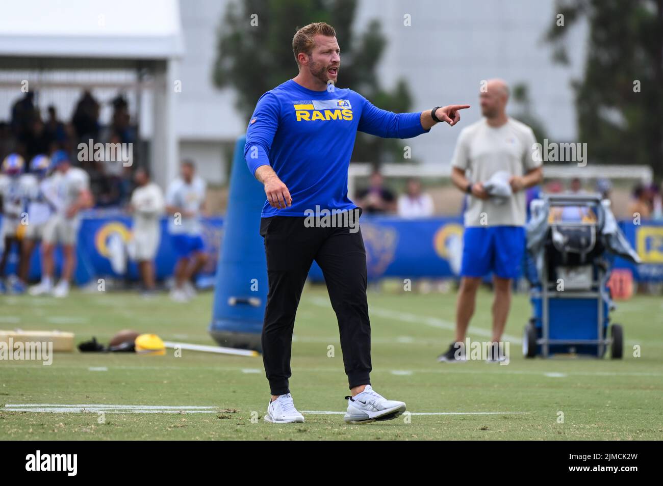 Los Angeles Rams Cheftrainer Sean McVay Gesten während des Trainingslagers, Donnerstag, 4. August 2022, in Irvine, Calif. (Dylan Stewart/Image of Sport) Stockfoto