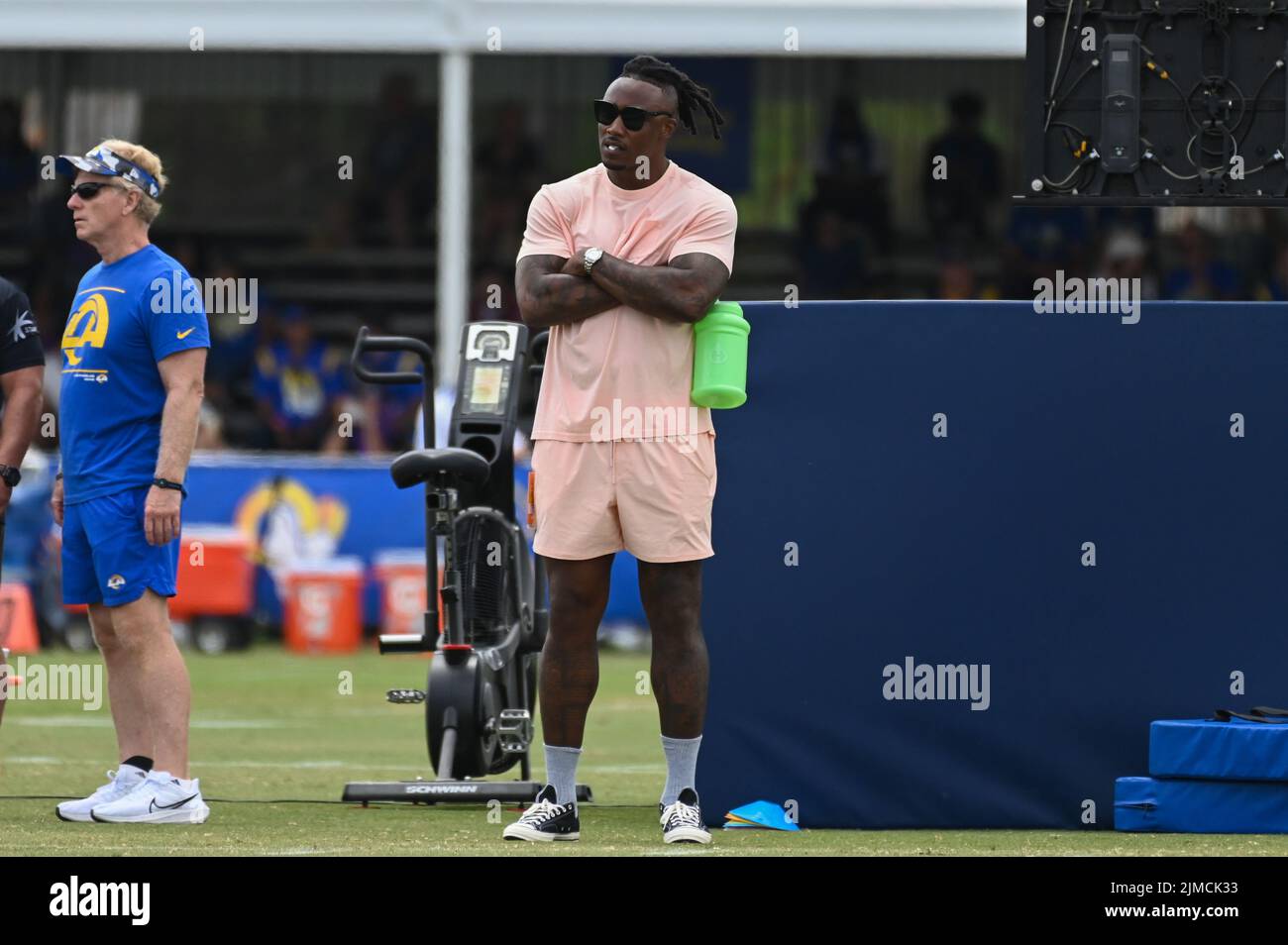 Brandon Marshall, ehemaliger NFL-Empfänger, beobachtet während des Trainingslagers am Donnerstag, 4. August 2022, in Irvine, Calif. (Dylan Stewart/Image of Sport) Stockfoto