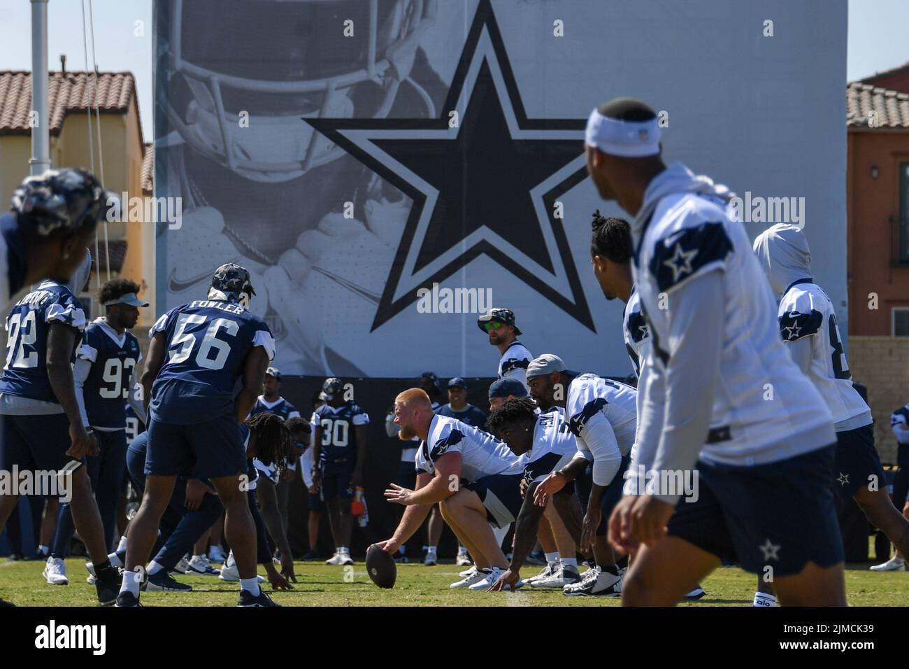 Die Spieler der Dallas Cowboys nehmen an einem Rundgang während des Trainingslagers am Mittwoch, den 3. August 2022, in Oxnard Teil. Calif. (Dylan Stewart/Image of Sport) Stockfoto